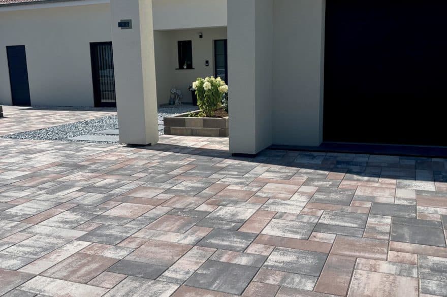 Aménagement paysager avec les pavés FLUENCE Aquaprint couleur Varese